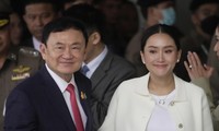 Ông Thaksin Shinawatra, cựu Thủ tướng Thái Lan, và con gái út – tân Thủ tướng Paetongtarn Shinawatra. Ảnh: AP.