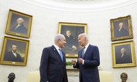 Tổng thống Joe Biden (phải) trò chuyện với Thủ tướng Israel Benjamin Netanyahu (trái) trong Phòng Bầu dục của Nhà Trắng tại Washington, ngày 25/7/2024. Các quan chức Mỹ cho biết chính quyền Biden tin rằng họ đã đạt được đảm bảo từ Israel rằng Israel sẽ không tấn công các địa điểm hạt nhân hoặc dầu mỏ của Iran khi đang lên kế hoạch đáp trả sau cuộc tấn công tên lửa của Iran vào đầu tháng này. Các quan chức này, nói với điều kiện giấu tên để thảo luận về các cuộc đàm phán ngoại giao kín, cảnh báo rằng cam kết này không phải là tuyệt đối và hoàn cảnh có thể thay đổi. Ảnh: AP.