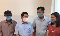 Chủ tịch UBND tỉnh Quảng Ngãi Đặng Văn Minh (thứ 2 từ trái sang phải) tại hiện trường vụ cháy khiến 4 người trong một gia đình thiệt mạng. 