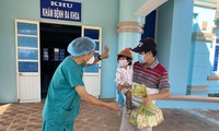 Bé gái 2 tuổi ở Quảng Ngãi được công bố khỏi bệnh và cho xuất viện. (Ảnh: H.V)
