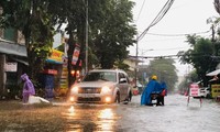 Nhiều tuyến đường giữa trung tâm thành phố ngập như sông sau trận mưa lớn. Ảnh: Nguyễn Ngọc