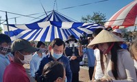 Ca sĩ Thủy Tiên trao hỗ trợ cho người dân Quảng Ngãi.