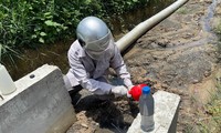 Ngành chức năng tỉnh Quảng Ngãi tiến hành lấy mẫu nước ở cơ sở sản xuất bột sắn trên địa bàn xã Nghĩa Trung, huyện Tư Nghĩa.