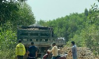 Chủ mỏ đất cho xe tải đổ đất, chặn đường &apos;giam lỏng&apos; phóng viên