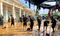 Bộ đội, dân quân &apos;chung tay&apos; cùng giáo viên dọn bùn rác sau mưa lũ, sớm nhất cho trẻ đến trường