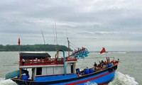 Ngư dân Quảng Ngãi tưng bừng ra quân khai thác hải sản đầu năm