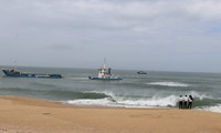 Vẫn chưa thể triển khai phương án chống tràn 8.000 lít dầu từ tàu Hoàng Gia 46 bị nạn trên vùng biển Sa Huỳnh.