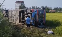 Xe khách mất lái lao xuống ruộng ở Quảng Ngãi, nhiều người bị thương