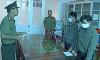 Hai anh em ruột Nguyễn Thanh Lâm và Nguyễn Thái Dương tại cơ quan công an. Ảnh: CACC
