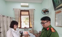 Phòng Cảnh sát Kinh tế tống đạt Quyết định đối với bị can Nguyễn Thị Dung. Ảnh: CACC
