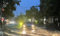 Mưa lớn sầm sập, nhiều tuyến phố ở Quảng Ngãi nước ngập tứ bề