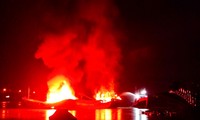 Hai tàu cá ngư dân Quảng Ngãi bốc cháy dữ dội 