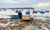 Bờ biển Quảng Ngãi bị rác thải &apos;nuốt chửng&apos; sau mưa lớn