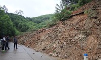 Ngọn đồi ở Quảng Ngãi sạt lở, gần 8.000 khối đất, đá tràn xuống đường