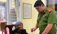 Công an Quảng Ngãi giúp cụ bà 92 tuổi đoàn tụ với gia đình sau 15 năm thất lạc