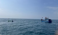 Gió lốc đánh chìm tàu cá trên biển, 4 ngư dân may mắn được cứu sống