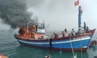 Tàu cá ngư dân Quảng Ngãi bốc cháy dữ dội khi neo đậu gần bờ