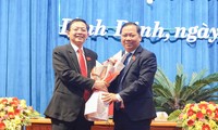 Ông Hồ Quốc Dũng (bìa trái) được bầu làm Chủ tịch HĐND tỉnh Bình Định khóa XIII.