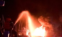 Tàu cá ngư dân Bình Định bất ngờ bốc cháy lúc rạng sáng