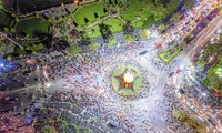 Biển người đổ ra đường xem pháo hoa đêm khai mạc Lễ hội du lịch Bình Định năm 2022