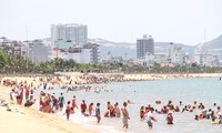 Bãi biển đông nghịt người xuống tắm ‘xả xui’ giữa trưa Tết Đoan Ngọ 