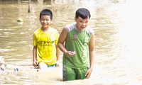 Hơn 42.000 học sinh Bình Định không thể đến trường do lũ lụt