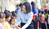 Tuổi trẻ Bình Định trao nhiều quà Tết cho học sinh khó khăn
