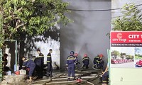 Hơn 100 người dập lửa trong đêm vụ cháy kho hàng ở Bình Định