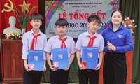 Tặng huy hiệu Tuổi trẻ dũng cảm cho 3 học sinh lớp 6 ở Bình Định dũng cảm cứu người đuối nước