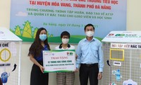 Thành Đoàn - Hội đồng Đội TP Đà Nẵng trao tặng huyện Hòa Vang 12 "Nhà phân loại rác" nhằm nâng cao nhận thức về phân loại rác cho học sinh. Ảnh: G.T