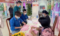 Hưởng ứng lời kêu gọi của Thành Đoàn Đà Nẵng, các đội hình thanh niên tình nguyện tại địa phương đã ra quân dọn dẹp vệ sinh, hỗ trợ những công tác chuẩn bị cuối cùng tại 525 điểm bầu cử trên địa bàn.