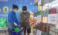 Với mỗi tấm vé nghĩa tình, những hộ dân có hoàn cảnh khó khăn ở Đà Nẵng có thể mua sắm các nhu yếu phẩm, thực phẩm tươi sống... ở "Siêu thị mini 0 đồng"