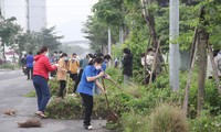 Hàng trăm bạn trẻ Đà Nẵng dọn vệ sinh các điểm nóng môi trường