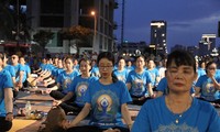 Hơn 1.500 người đồng diễn yoga chào mặt trời trên bờ biển Đà Nẵng