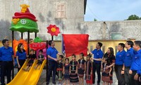 Bí thư TƯ Đoàn trao tặng khu vui chơi cho trẻ em Cơ Tu