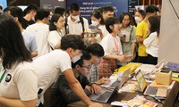Bạn trẻ háo hức tham gia Ngày hội Công nghệ và Khởi nghiệp Miền Trung