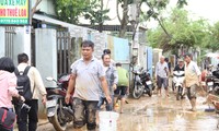 Thức xuyên đêm lo lắng, người dân Đà Nẵng lại tất bật dọn dẹp nhà cửa sau mưa ngập lịch sử