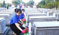 Tuổi trẻ Đà Nẵng dâng ngàn bó sen lên mộ liệt sĩ dịp 27/7