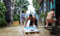 Ngớt rồi lại mưa xối xả, &apos;rốn lũ&apos; ở Đà Nẵng vẫn ngập khắp ngả