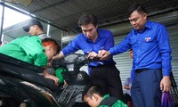 Sinh viên dầm mưa, sửa xe miễn phí cho người dân ở &apos;rốn ngập&apos; Đà Nẵng