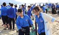 Hơn 3.000 thanh niên Đà Nẵng dọn sạch bãi biển sau mưa ngập