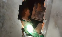 Công an phá tường nhà giải cứu hai vợ chồng bị mắc kẹt trong đống sạt lở 