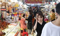 Du khách chen chân ở chợ du lịch lớn nhất Đà Nẵng dịp Tết Dương lịch