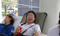 Hàng ngàn bạn trẻ Đà Nẵng đội mưa đi hiến máu ở Chủ Nhật Đỏ