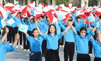 Bạn trẻ Đà Nẵng đồng diễn Semaphore chào mừng Đại hội Hội LHTN TP lần VIII