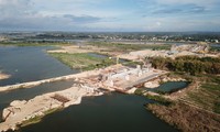 UBND tỉnh Quảng Ngãi yêu cầu dừng thi công ngay công trình Đập dâng hạ lưu sông Trà Khúc để phòng chống lũ. Ảnh: Nguyễn Ngọc 