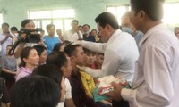 Ông Võ Hoàng Yên chữa bệnh cho người dân Bình Sơn (Quảng Ngãi) vào giữa tháng 7/2020. Ảnh: Nguyễn Ngọc