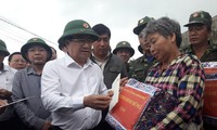 Phó Thủ tướng Trịnh Đình Dũng tặng quà cho người dân thôn Hải Nam, xã Nhơn Hải. Ảnh: Tr.Định