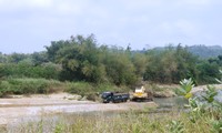 Khai thác cát trên sông La Tinh khi chưa được cấp phép.