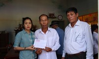 Đại diện Báo Tiền Phong trao tiền hỗ trợ cho gia đình "hiệp sĩ" Nguyễn Văn Thôi. Ảnh: Giang Thanh